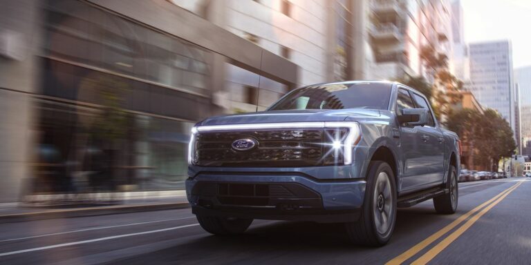 Ford triple la production de F-150 Lightning cette année après l’arrêt