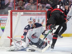 L'attaquant des Sénateurs Tim Stutzle (18 ans) marque contre le gardien des Blue Jackets Elvis Merzlikins en première période du match de samedi.