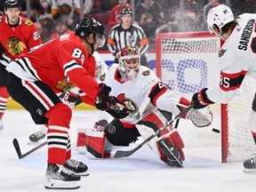 Le gardien de but des Sénateurs d'Ottawa Mads Sogaard effectue un arrêt sur un tir de l'attaquant des Blackhawks de Chicago Andreas Athanasiou, mais les Sénateurs ont perdu le match.  USA AUJOURD'HUI SPORTS