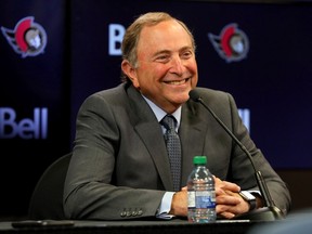 Le commissaire de la Ligue nationale de hockey Gary Bettman s'adresse aux médias au Centre Canadian Tire lundi soir.