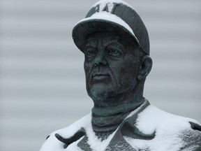 La statue de Bud Grant à Winnipeg au IG Field de Winnipeg le samedi 11 mars 2023. Grant, l'une des personnes les plus vénérées jamais associées aux Blue Bombers de Winnipeg et à la LCF, est décédé samedi à l'âge de 95 ans.