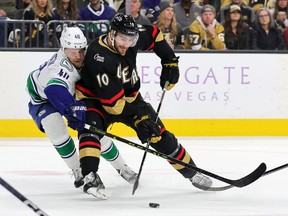 Nicolas Roy des Golden Knights de Vegas patine avec la rondelle contre Elias Pettersson des Canucks de Vancouver lors de la deuxième période de leur match au T-Mobile Arena le 26 novembre 2022 à Las Vegas, Nevada.