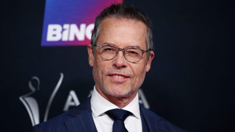 Guy Pearce s'excuse d'avoir remis en question les rôles que les acteurs trans peuvent jouer : "Je comprends à quel point c'est insensible"
	
	
