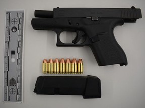 Samir Unoos, 23 ans, de Toronto, fait face à de nombreuses accusations après que des policiers auraient saisi cette arme de poing Glock 42, des munitions, de l'argent, de la drogue et des plaques d'immatriculation volées lors d'un arrêt de véhicule près de Bloor St. E. et Sherbourne St. le vendredi 29 janvier. 2021.