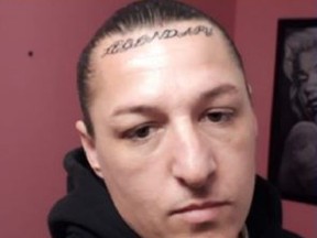 Adam Odette, 37 ans, d'Oshawa, est recherché pour meurtre au deuxième degré et tentative de meurtre.