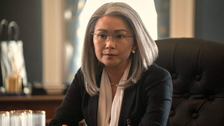 Hong Chau de l'agent de nuit explique ce qui l'a attirée vers le thriller Netflix et comment elle a abordé son personnage louche
