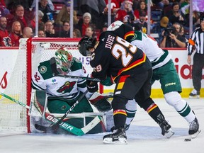 4 mars 2023 ;  Calgary, Alberta, CAN ;  Le centre des Flames de Calgary Dillon Dube (29) et le défenseur du Wild du Minnesota Jake Middleton (5) se battent pour la rondelle devant le gardien du Wild du Minnesota Filip Gustavsson (32) au cours de la deuxième période au Scotiabank Saddledome.  Sergei Belski-USA AUJOURD'HUI Sports