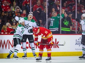 18 mars 2023 ;  Calgary, Alberta, CAN ;  L'ailier gauche des Stars de Dallas Jason Robertson (21 ans) célèbre son but avec ses coéquipiers contre les Flames de Calgary pendant la période de prolongation au Scotiabank Saddledome.  Crédit obligatoire : Sergei Belski - USA TODAY Sports