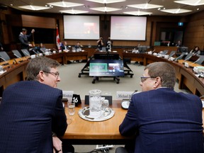 Le président du conseil et président de Loblaw Companies Ltd. Galen Weston Jr. et le président et chef de la direction d'Empire Company Ltd. Michael Medline comparaissent devant un comité de la Chambre des communes le 8 mars 2023.