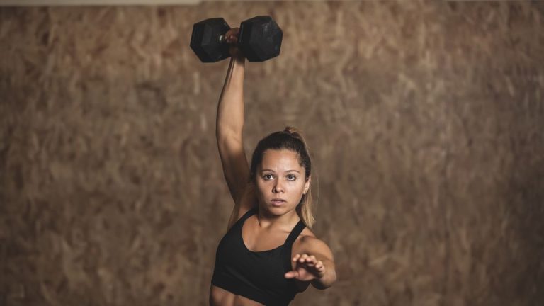 Il vous suffit d’1 haltère et de 4 exercices pour faire travailler tout votre corps