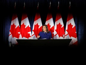 La ministre des Finances, Chrystia Freeland, tient une conférence de presse avant de présenter le budget 2022-23, à Ottawa, le 7 avril 2022.