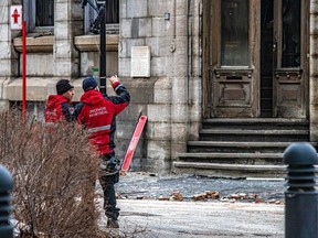 Les pompiers continuent d'enquêter sur les lieux de l'incendie du Vieux-Montréal le mardi 21 mars 2023.