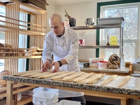 Roberto Catervi de Roberto Pizzeria Romano prépare la production quotidienne de baguettes dans son restaurant de Chelsea, au Québec.