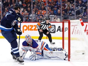 Le centre des Jets de Winnipeg Morgan Barron (36) marque sur le gardien de but des Oilers d'Edmonton Jack Campbell (36) en deuxième période, le 4 mars 2023, au Canada Life Centre.