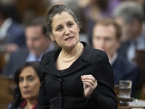 La vice-première ministre et ministre des Finances Chrystia Freeland se lève pendant la période des questions, le lundi 30 janvier 2023 à Ottawa.