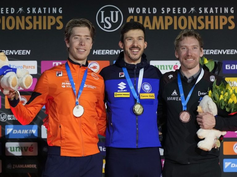 Jan Bloemen du Canada remporte la médaille de bronze aux championnats du monde de patinage de vitesse