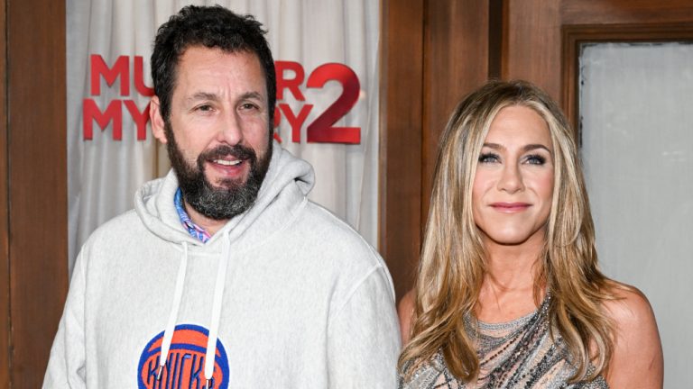 Jennifer Aniston et Adam Sandler parlent des blessures de "Murder Mystery 2" : problèmes de dos et chirurgie de remplacement de la hanche
	
	
