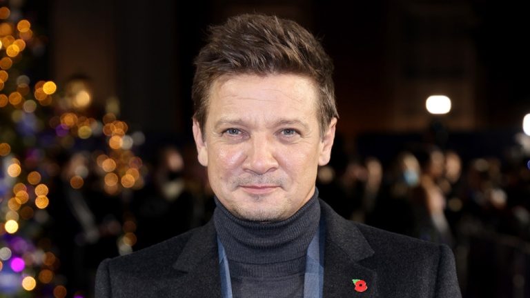 Jeremy Renner dit que le chasse-neige impliqué dans l'accident du jour de l'an "fait enfin le chemin du retour à la maison"
