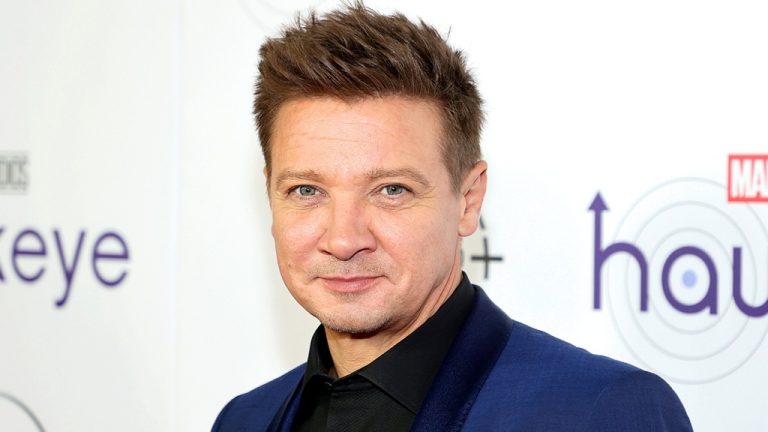 Jeremy Renner partage une vidéo en marchant sur un tapis roulant anti-gravité après un accident de chasse-neige : "Il est temps pour mon corps de se reposer et de récupérer"
