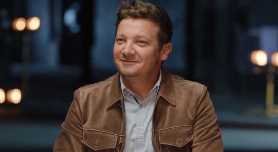 Jeremy Renner utilise un tapis roulant anti-gravité pour marcher dans une nouvelle vidéo