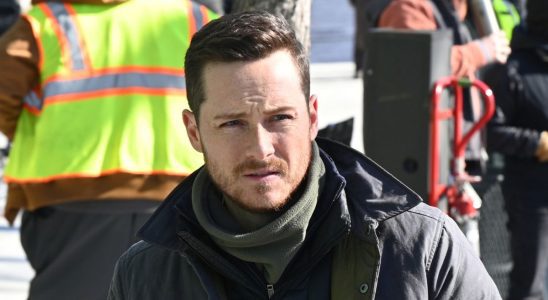 Jesse Lee Soffer de Chicago PD explique comment la fin originale de ses débuts en tant que réalisateur a changé, ainsi que les avantages de jouer à Halstead