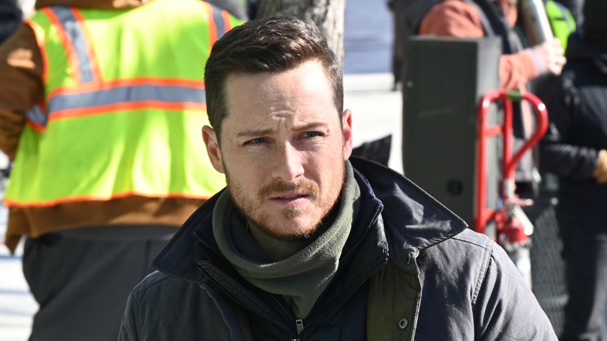 Jesse Lee Soffer de Chicago PD explique comment la fin originale de ses débuts en tant que réalisateur a changé, ainsi que les avantages de jouer à Halstead
