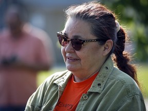 Victoria McIntosh, survivante d'un pensionnat, s'adresse aux journalistes avant d'assister à la journée d'ouverture du prêtre catholique à la retraite Arthur Masse, à Powerview-Pine Falls, Man., le 20 juillet 2022.