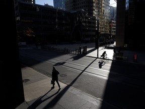 Navetteurs dans le quartier financier de Toronto.