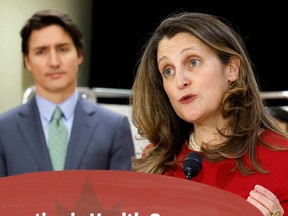 La ministre des Finances Chrystia Freeland, avec le premier ministre Justin Trudeau en février.  Nous sommes arrivés à un moment de notre histoire où le réarmement de l'armée canadienne n'est plus facultatif.