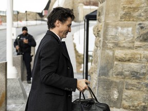 Le premier ministre Justin Trudeau arrive sur la colline du Parlement le 9 mars 2023m où il serait confronté à d'autres questions sur l'ingérence chinoise dans les élections canadiennes.