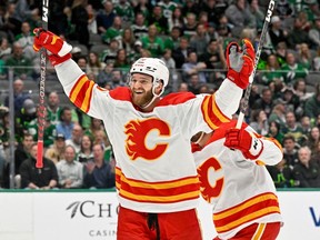 6 mars 2023 ;  Dallas, Texas, États-Unis ;  Le centre des Flames de Calgary Jonathan Huberdeau (10) célèbre un but marqué par l'ailier gauche Nick Ritchie (pas sur la photo) contre les Stars de Dallas lors de la première période à l'American Airlines Center.  Crédit obligatoire : Jerome Miron - USA TODAY Sports