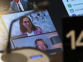 Sabrina Geremia, vice-présidente et directrice nationale de Google Canada, et Jason J. Kee, gestionnaire des politiques publiques, comparaissent par vidéoconférence en tant que témoins devant un comité permanent du patrimoine canadien sur la Colline du Parlement à Ottawa le lundi 6 mars 2023.