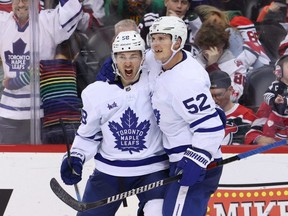 L'ailier gauche des Maple Leafs Michael Bunting (à gauche) célèbre son but avec Noel Acciari lors de la troisième période contre les Devils au Prudential Center de Newark, NJ, le mardi 7 mars 2023.