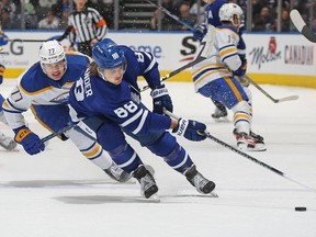 William Nylander des Maple Leafs de Toronto attrape une rondelle contre JJ Peterka des Sabres de Buffalo au Scotiabank Arena le 13 mars 2023 à Toronto, Ontario, Canada.