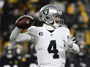 Derek Carr des Raiders de Las Vegas lance une passe au cours du premier quart-temps contre les Steelers de Pittsburgh au stade Acrisure le 24 décembre 2022 à Pittsburgh, Pennsylvanie.