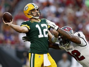 Aaron Rodgers des Packers de Green Bay lance une passe sous la pression de William Gholston des Buccaneers de Tampa Bay au cours du quatrième quart du match au Raymond James Stadium le 25 septembre 2022 à Tampa, en Floride.