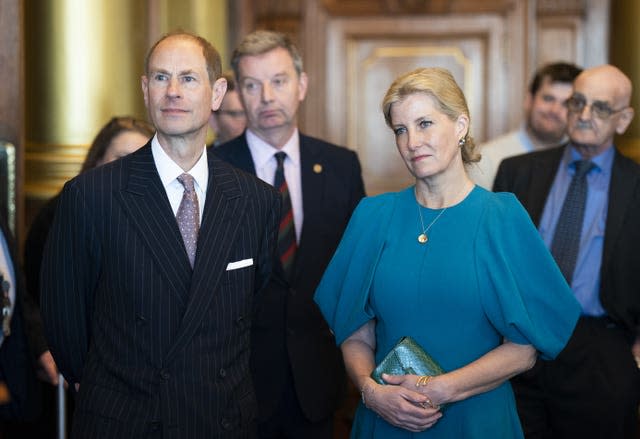 Le prince Edward reçoit le titre de duc d'Édimbourg