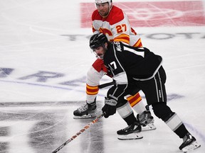 20 mars 2023 ;  Los Angeles, Californie, États-Unis ;  Le centre des Kings de Los Angeles Zack MacEwen (17) patine au cours de la troisième période contre l'aile gauche des Flames de Calgary Nick Ritchie (27) à Crypto.com Arena.