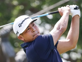 Kurt Kitayama frappe son coup au premier trou lors de la ronde finale du tournoi de golf Arnold Palmer Invitational à Orlando, en Floride, le 5 mars 2021.