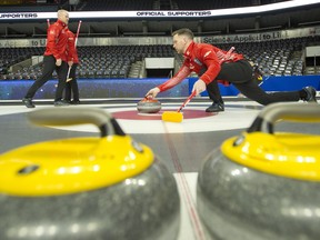 Brad Gushue d'Équipe Canada lance une pierre lors de l'entraînement du Brier Tim Hortons au Budweiser Gardens de London, en Ontario, vendredi.