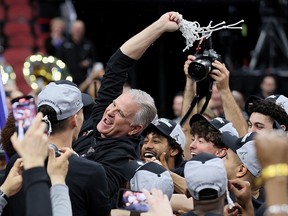 L'entraîneur-chef Brian Dutcher des San Diego State Aztecs célèbre avec l'équipe après avoir battu les Creighton Bluejays dans l'Elite Eight au KFC YUM !  Center le 26 mars 2023 à Louisville, Kentucky.