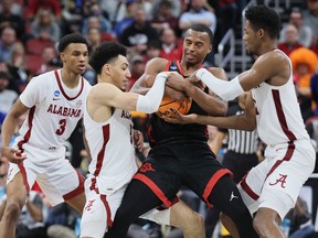 Micah Parrish des Aztèques de l'État de San Diego se bat pour le ballon contre Jahvon Quinerly et Brandon Miller de l'Alabama Crimson Tide au KFC YUM !  Center le 24 mars 2023 à Louisville, Kentucky.