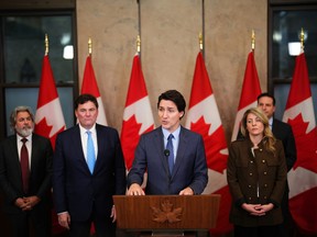 Le premier ministre Justin Trudeau prend la parole lors d'une conférence de presse sur la colline du Parlement à Ottawa le lundi 6 mars 2023. Trudeau demande au comité de parlementaires qui examine les questions de sécurité nationale et au chien de garde du renseignement national d'enquêter de manière indépendante sur les préoccupations concernant l'ingérence étrangère au Canada .