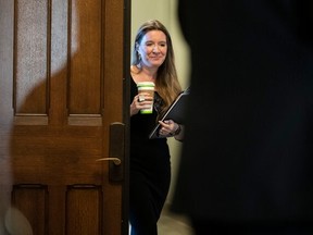 Katie Telford, chef de cabinet du premier ministre Justin Trudeau, part après une réunion du caucus libéral sur la colline du Parlement à Ottawa, le mercredi 8 mars 2023.