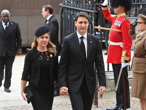 Le premier ministre du Canada Justin Trudeau et son épouse Sophie Trudeau arrivent pour les funérailles d'État de la reine Elizabeth II à l'abbaye de Westminster le 19 septembre 2022 à Londres.