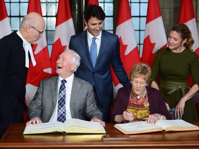 Le gouverneur général du Canada David Johnston et Mme Sharon Johnston participent à une séance de dédicace en tant que président de la Chambre des communes Geoff Regan, à gauche, sous le regard du premier ministre Justin Trudeau et de Sophie Grégoire Trudeau à Ottawa le jeudi 28 septembre 2017.