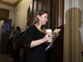 Katie Telford, chef de cabinet du premier ministre Justin Trudeau, quitte après une réunion du caucus libéral sur la colline du Parlement à Ottawa, le mercredi 8 mars 2023. Les conservateurs fédéraux tentent de forcer le principal assistant du premier ministre Justin Trudeau à répondre aux questions sur les allégations d'ingérence du gouvernement chinois dans les deux dernières élections fédérales du Canada.