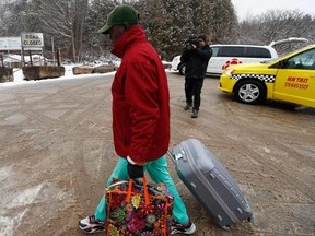 Un réfugié arrive à Roxham Rd.  passage frontalier à la frontière canado-américaine à Champlain, NY Le Roxham Rd.  le passage a fermé à minuit le 24 mars, alors que les médias canadiens et américains ont rapporté que le Canada pourra refouler les migrants illégaux au point de passage à la frontière entre l'État de New York et le Québec.  Les rapports indiquent que le Canada a accepté en retour d'accueillir quelque 15 000 demandeurs d'asile d'Amérique latine par des voies légales, une décision qui allégera la pression à la frontière sud des États-Unis.