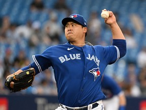 Le lanceur partant des Blue Jays Hyun Jin Ryu livre un lancer contre les White Sox de Chicago lors de la deuxième manche au Rogers Center en juin 2022.