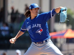 20 mars 2023 ;  Lakeland, Floride, États-Unis ;  Le lanceur partant des Blue Jays de Toronto, Kevin Gausman, lance un lancer contre les Tigers de Detroit lors de la première manche au Publix Field du Joker Marchant Stadium.